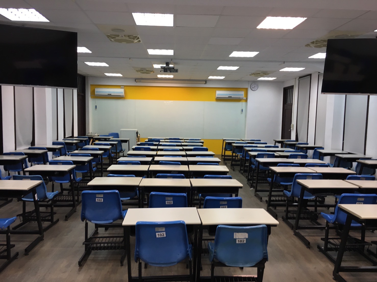 E化教學設備、72人上課教室、繪圖討論桌椅、磁性繪圖白板、吊掛式70吋電視