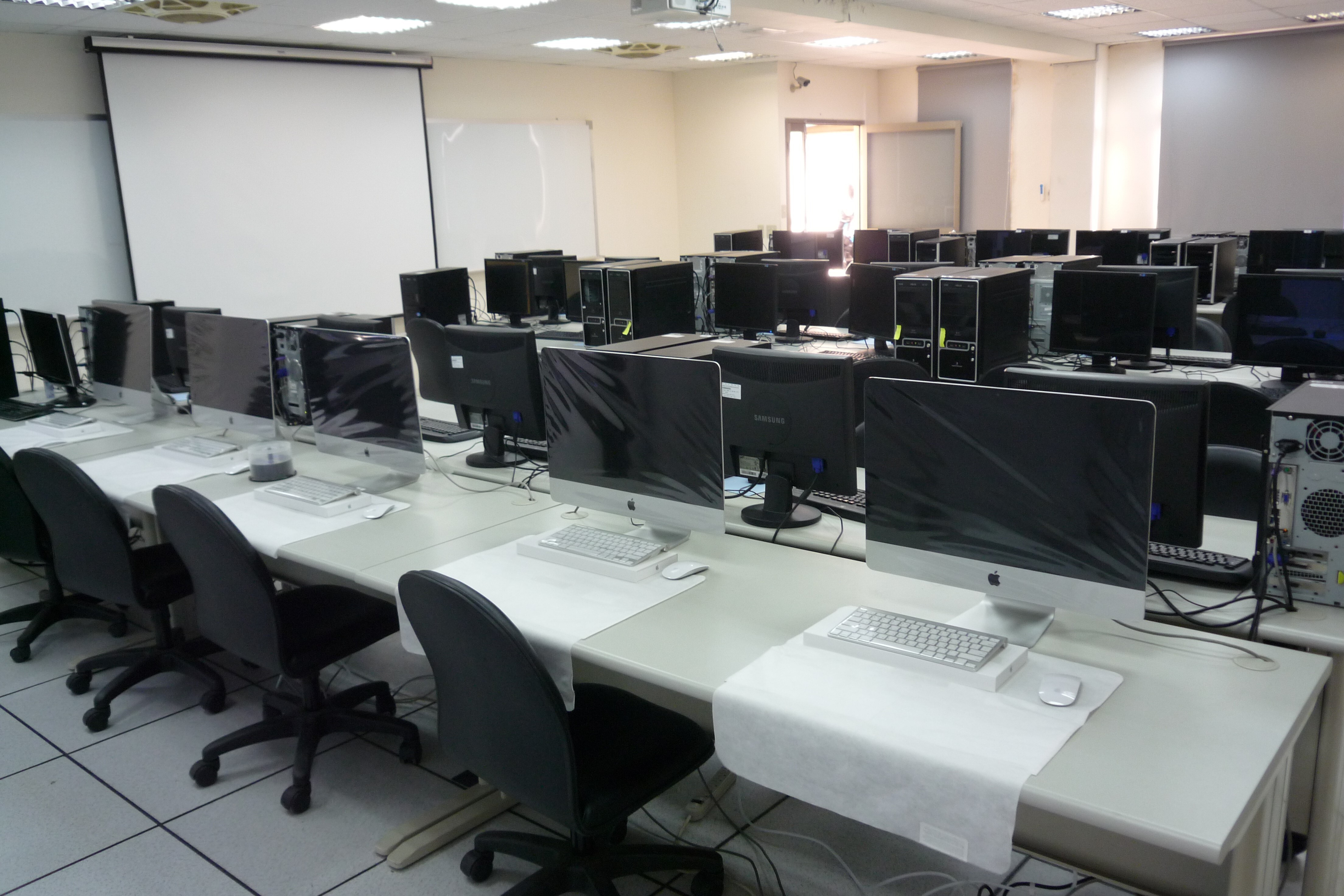 E化教學設備、30人電腦教室（25台PC電腦設備、5台Mac電腦設備）、電腦繪圖軟體等