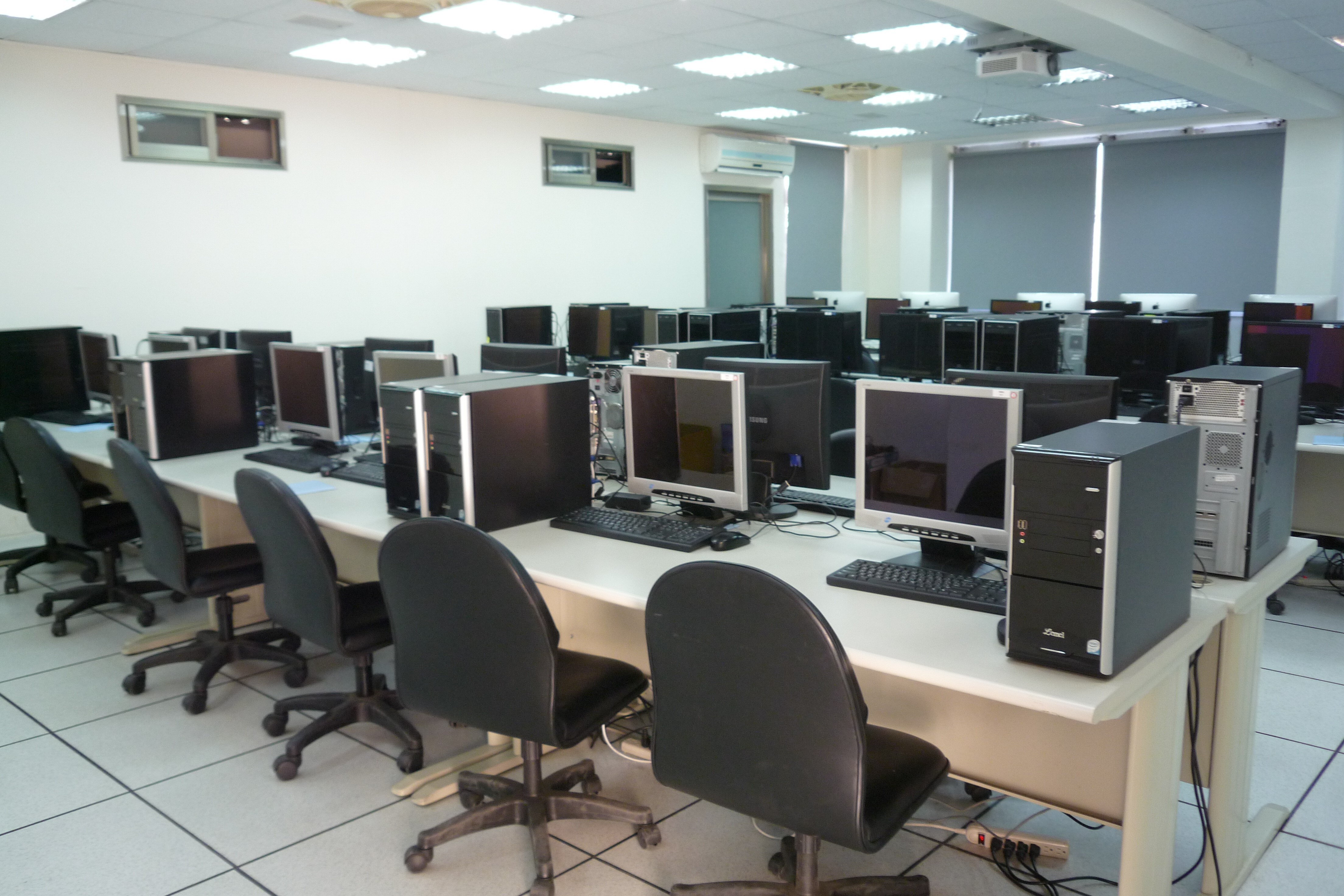 E化教學設備、55人電腦教室、硬體廣播系統、電腦繪圖軟體等