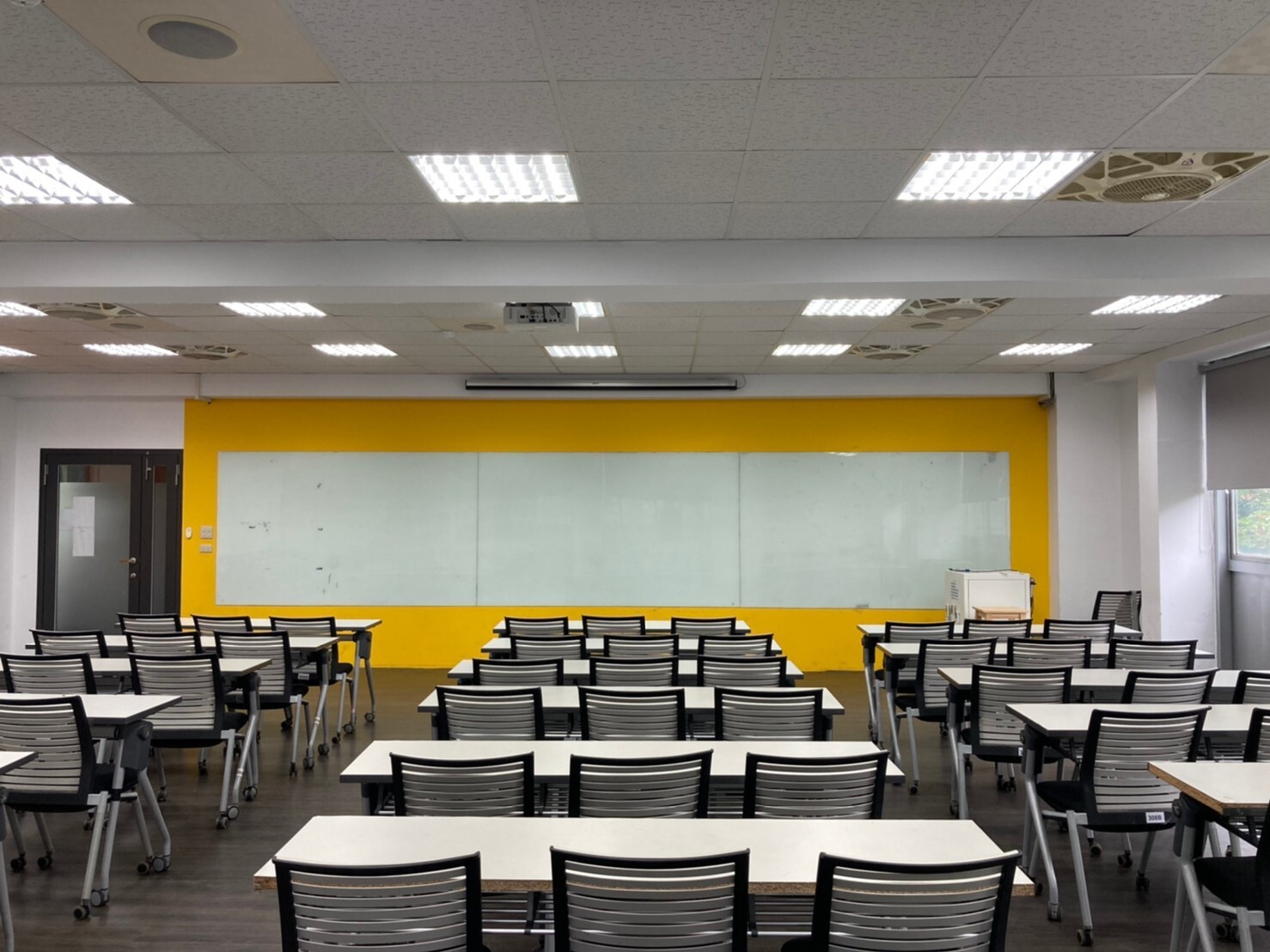 E化教學設備、72人上課教室、繪圖討論桌椅、磁性繪圖白板