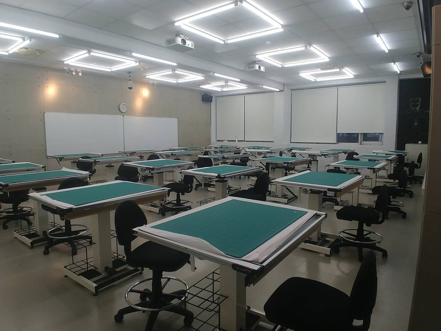 行為觀察室、E化教學設備、雙螢幕投影、高腳討論桌椅、磁性繪圖白板