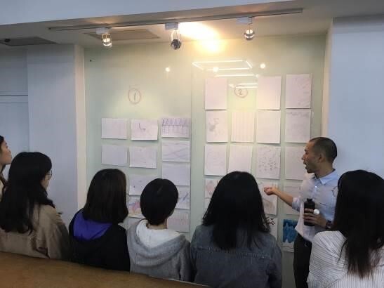 韓國籍講師透過學生提供的紙本資料瞭解設計脈絡