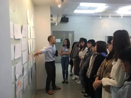 學生以英語向韓國籍講師講解創意發想