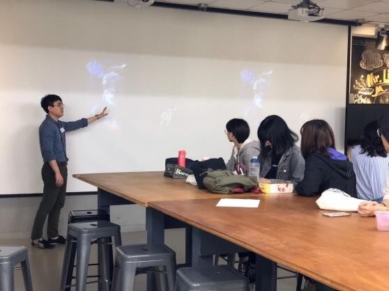 韓國籍講師向學生授課