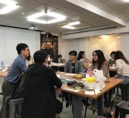 韓國籍講師與學生討論創意發想