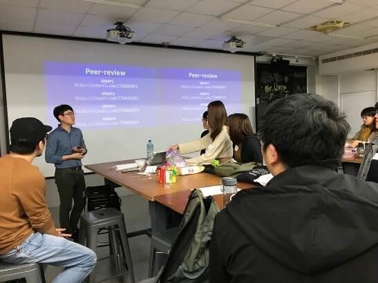 韓國籍講師與學生交流意見